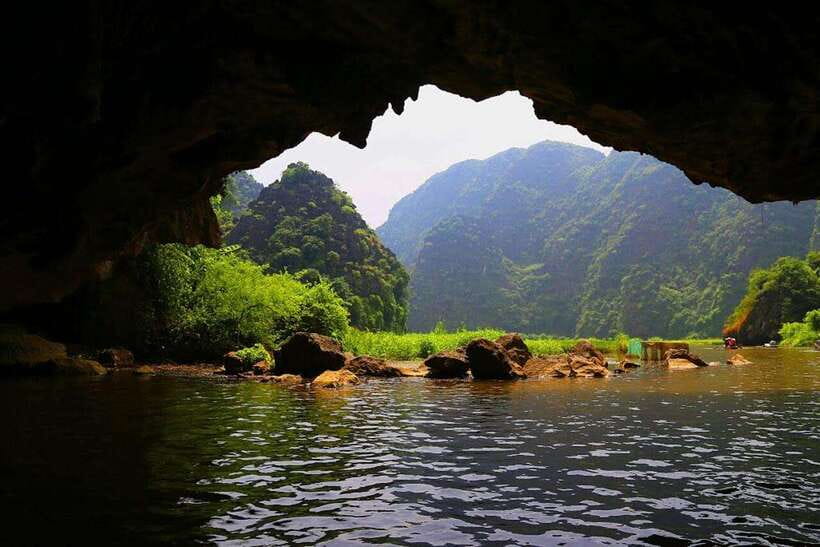 Ninh Binh : Bai Dinh Pagoda, Trang An, and Mua Cave Tour - Trang An boat ride: limestone cliffs, caves, and calm water