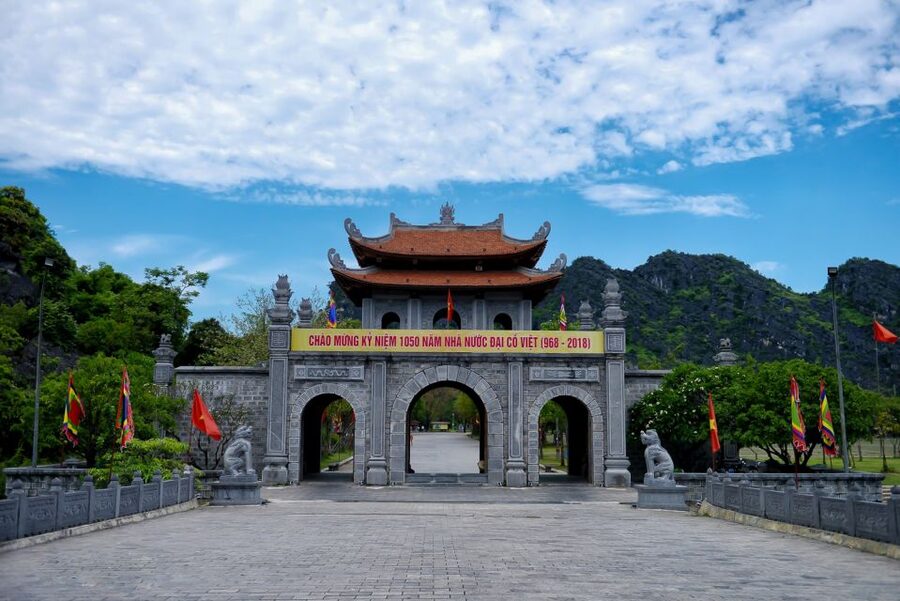 Ninh Binh Daily: Hoa Lu, Mua Cave, Tam Coc, Bike & Swimming - Lunch at the bungalow: Vietnamese set menu where you actually reset
