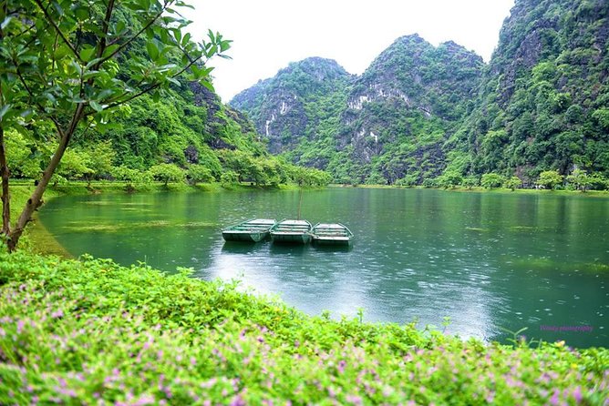 Ninh Binh Daily Tour: Hoa Lu - Am Tien Cave- Trang An boat ride - Tuyet Tinh Cốc: that green lake and the 200-step pagoda climb