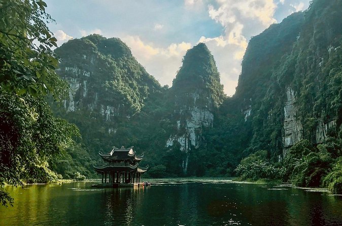 Ninh Binh Day Tour from Hanoi: Hoa Lu Trang An and Mua Caves - Mua Caves at the Foot of Mua Mountain: The Climb, Then the Big View