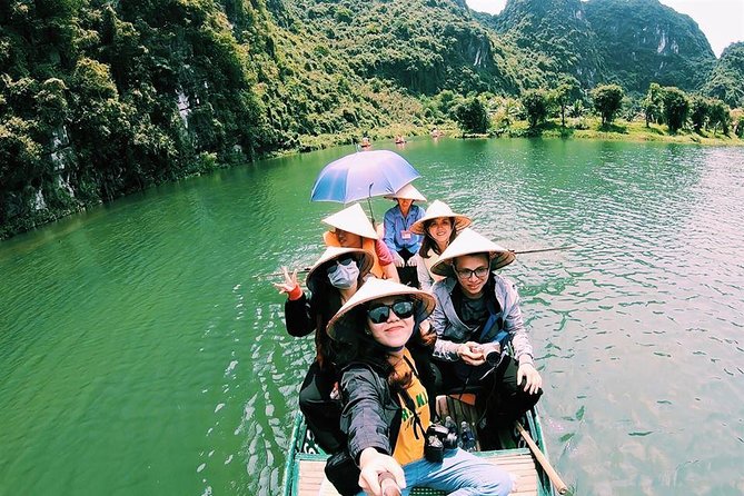 Ninh Binh Full-Day Trip to Trang An Mua Cave Hoa Lu Buffet Lunch - Stop 1: Hoa Lu temples of the Dinh and Le Dynasties