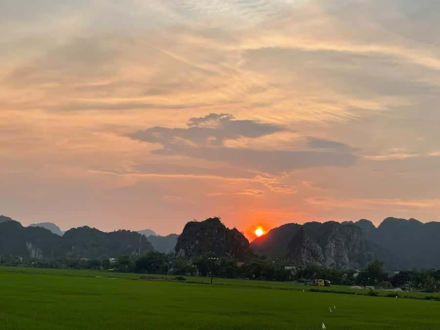Ninh Binh Jeep Tour: Trang An Boat Ride, Bich Dong, Mua Cave - Hang Múa and the 500-step climb for wide views