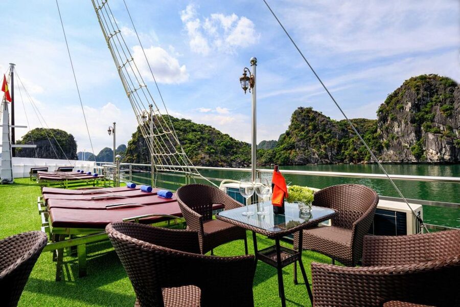 Ninh Binh: Lan Ha Bay 2D 1N cruises- bike tour, kayak, meals - Cat Ba cycling plus fish massage: the playful side of the “adventure” label