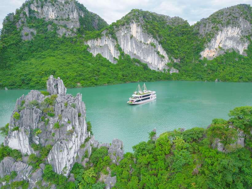 Ninh Binh: Luxury Day Cruise to Stunning Ha Long Bay + Lunch - Buffet lunch on the boat, then time to enjoy the bay