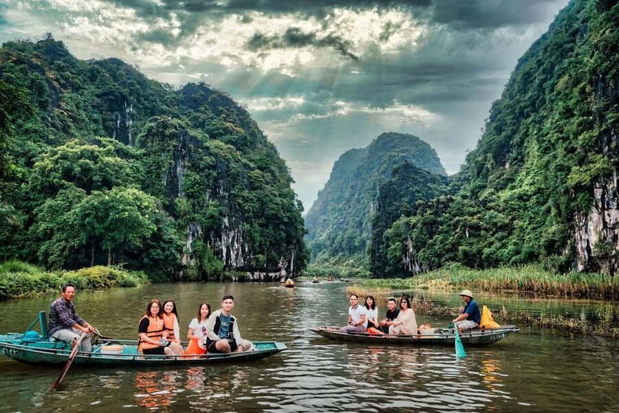 Ninh Binh Private: Hoa Lu & Tam Coc & Bich Dong & Mua Caves - Bích Động Pagoda: three pagodas on limestone and a payoff view