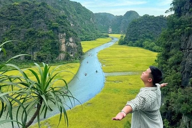 Ninh Binh Tour from Hanoi for 6-9 Pax/tour by DCar Limousine - How a calm guide improves the whole experience (Willy’s example)