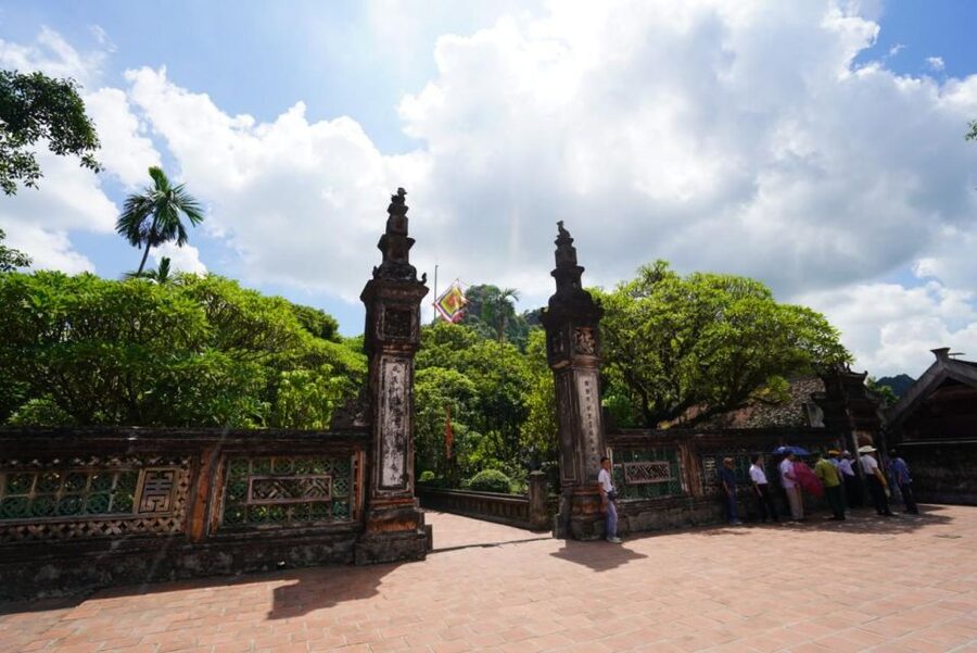Ninh Binh Trip Visit Hoa Lu Capital -Tam Coc-Biking-Mua Cave - Buffet lunch in Ninh Binh: fuel for the cave climb