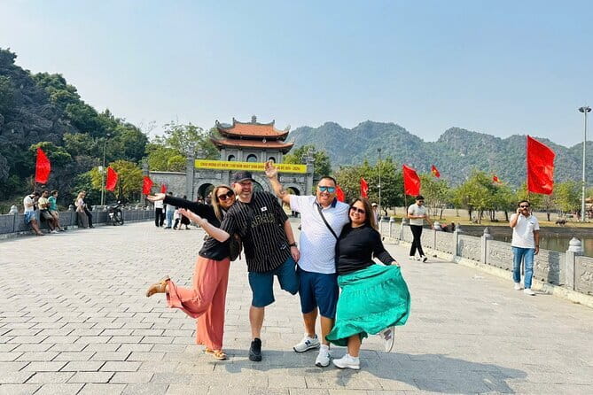 Private 1 day in Ninh Binh with Hoa Lu, Trang An and Mua cave - Stop 1: Hang Múa (Mua Cave) and the steep viewpoint steps