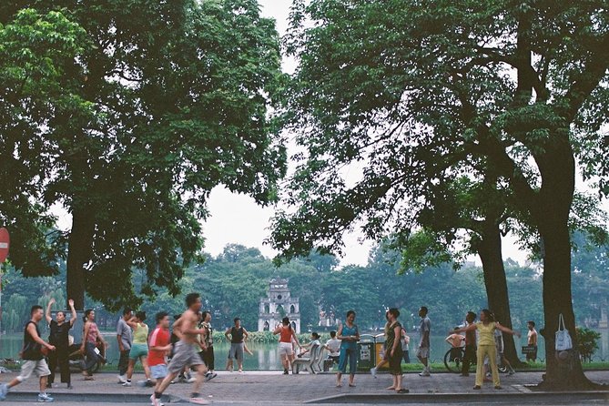 Private Good Morning Hanoi Guided Tour with Local Breakfast - Huu Tiep Lake, B-52 Lake, and the Market Side of Hanoi