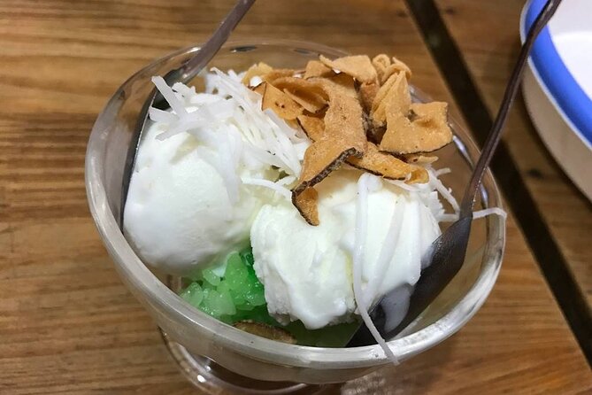 Private Hanoi Food Tour with Train Street and Local Delights - Old Quarter walking time, and what you should look for while you eat