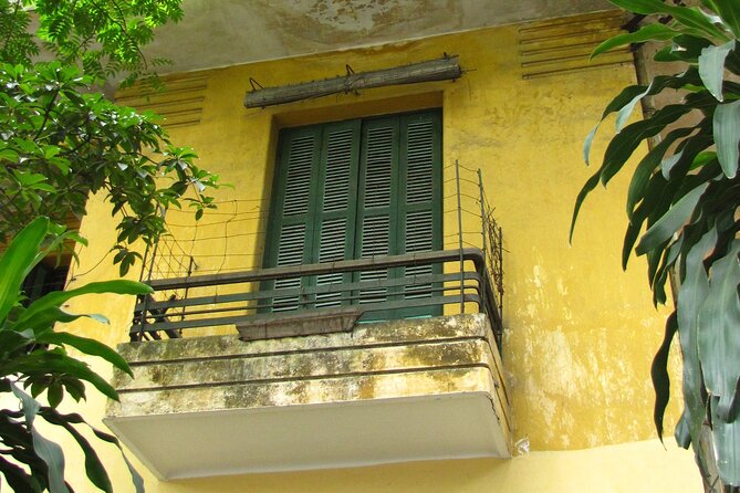 Private Hanoi Half-Day Tour: Train Street and Must Visit Places - Hanoi Train Street at Bếp Vua Chả Cá: the closest look at city life