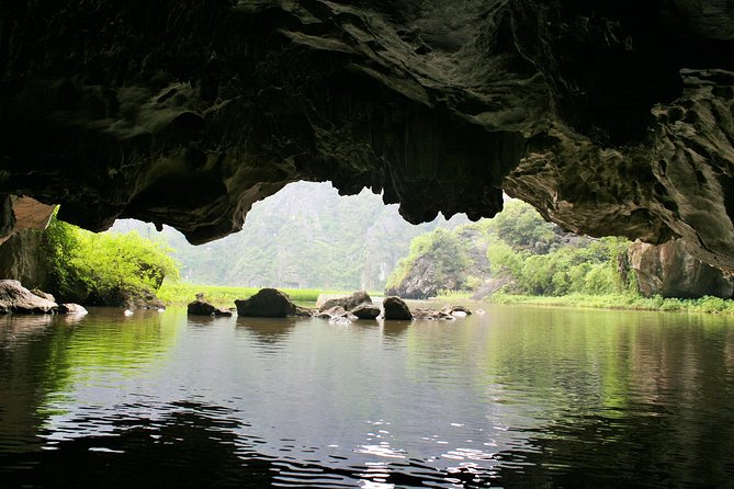 [Private] Tam Coc Boat-ride & Bich Dong Pagoda - Day tour - Hanoi to Ninh Binh: The 2.5-Hour Drive and the Crowd Factor
