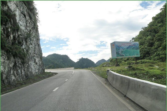 Private Transfer Hanoi <=> Mai Chau One Way (Free hotel pickup) - Comfort inside the car: AC, non-smoking, and “latest generation” comfort