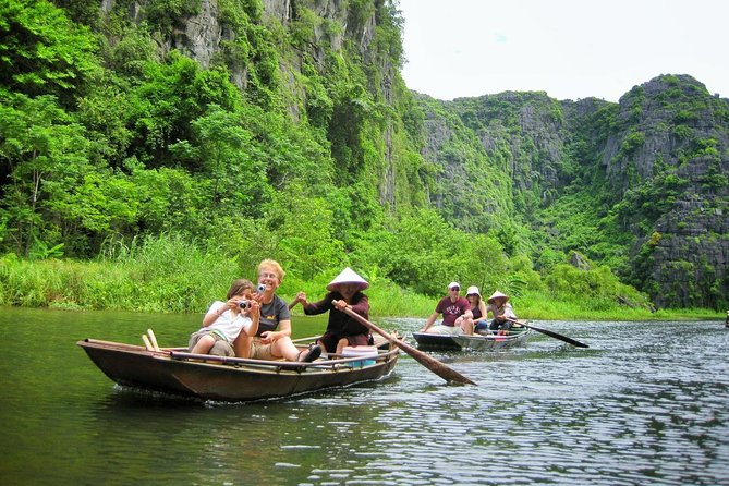 Private Transfers Hanoi <=> Sapa 1 Way (Hotel pick-up/Drop-off) - What you get in the car: air-con comfort and support