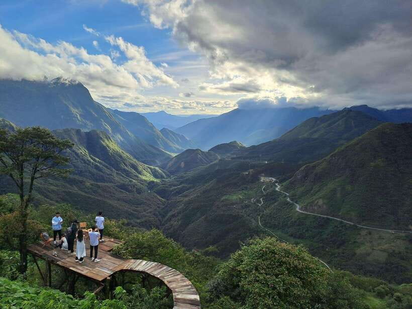 Sapa: Love Silver Waterfall, LonelyTree in Heaven-Rice Field - O Quy Ho pass and the Lonely Tree: the Heaven gate moment