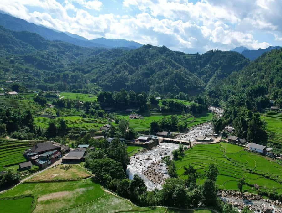Sapa: Y Linh Ho - Lao Chai, and Ta Van Trekking Day Tour - Entering Y Linh Ho: Black Hmong Rice Terraces and Weaving You Can Actually See