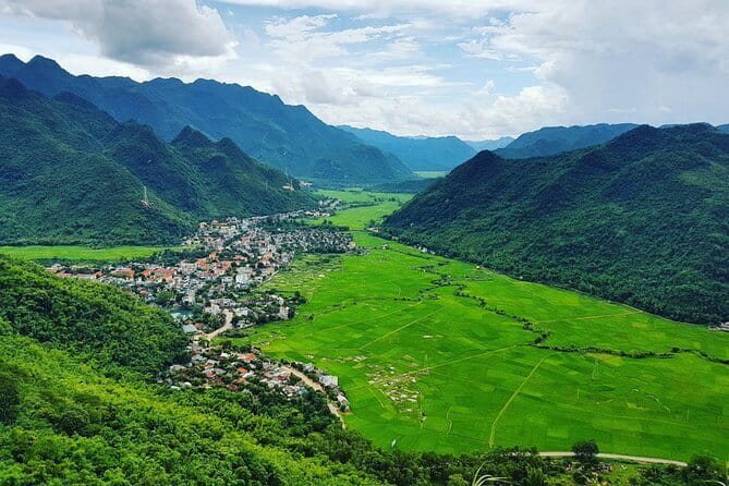 The Insider's Hanoi,Train Street, Countryside Highlight by Vespa - Huu Tiep Lake and the Downed B-52: War History You Can See