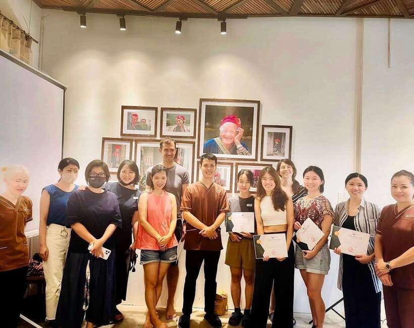 Vietnamese deep tissue neck and shoulder massage class - A calm Dong Bac room where learning feels practical